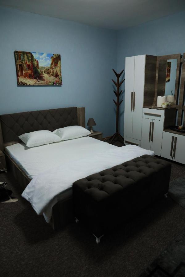 City Park Hostel Pristina Exteriör bild