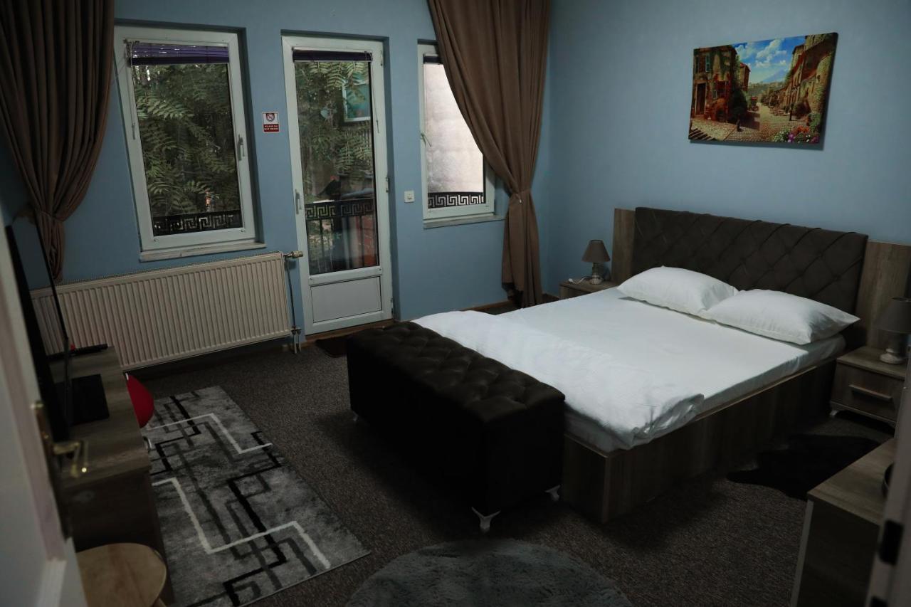City Park Hostel Pristina Exteriör bild