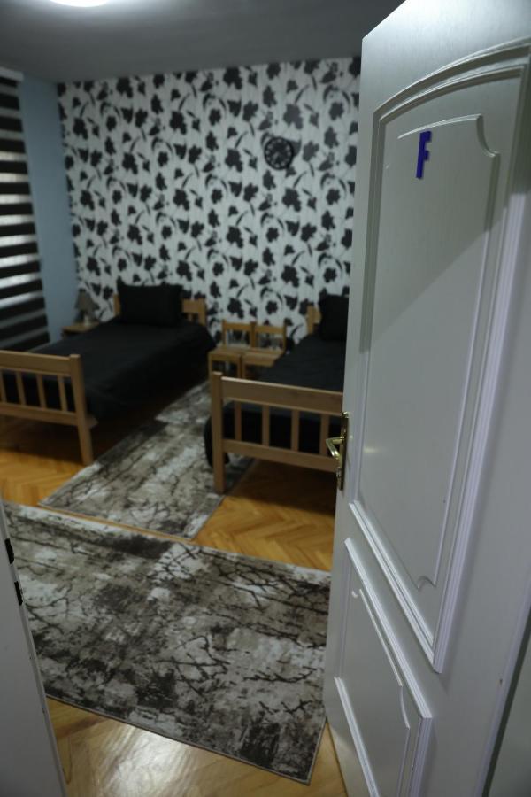 City Park Hostel Pristina Exteriör bild